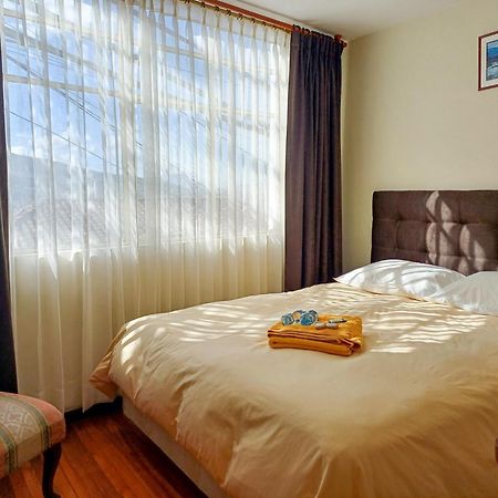 The Quito Guest House With Yellow Balconies For Travellers Extérieur photo