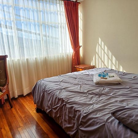 The Quito Guest House With Yellow Balconies For Travellers Extérieur photo