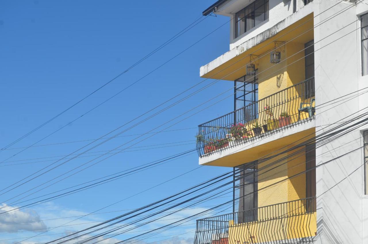 The Quito Guest House With Yellow Balconies For Travellers Extérieur photo