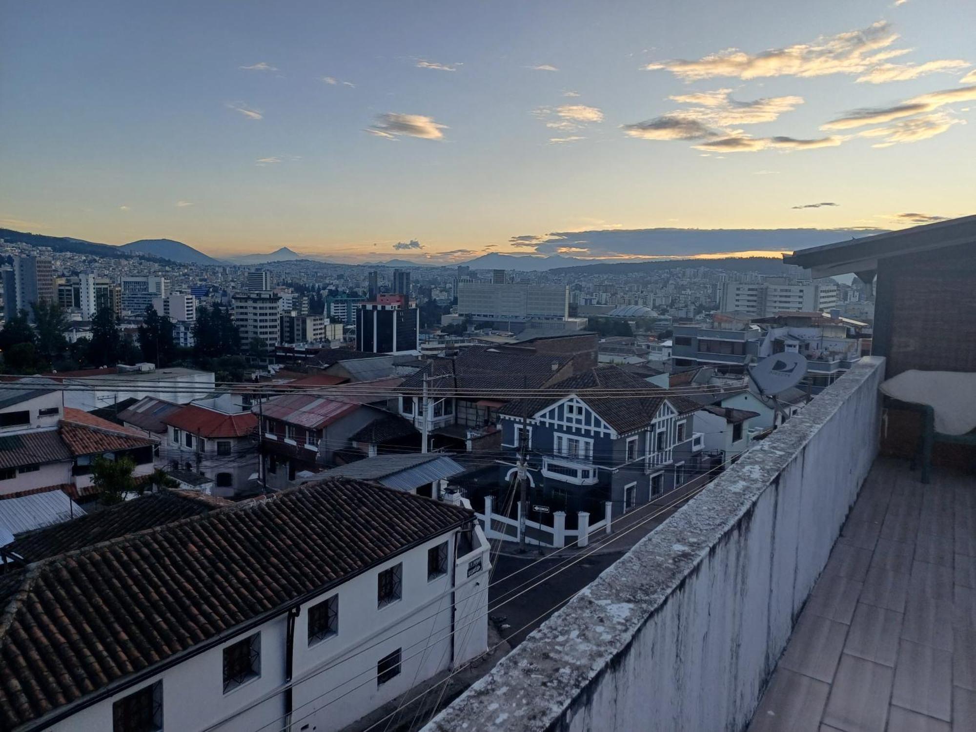 The Quito Guest House With Yellow Balconies For Travellers Extérieur photo