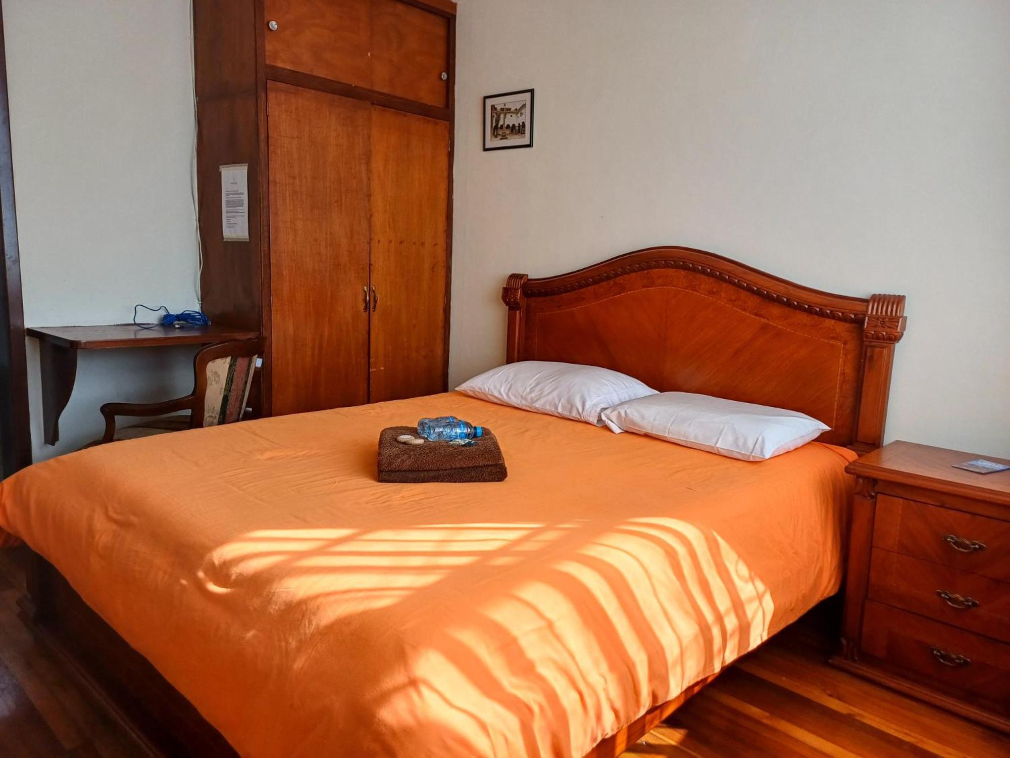 The Quito Guest House With Yellow Balconies For Travellers Extérieur photo