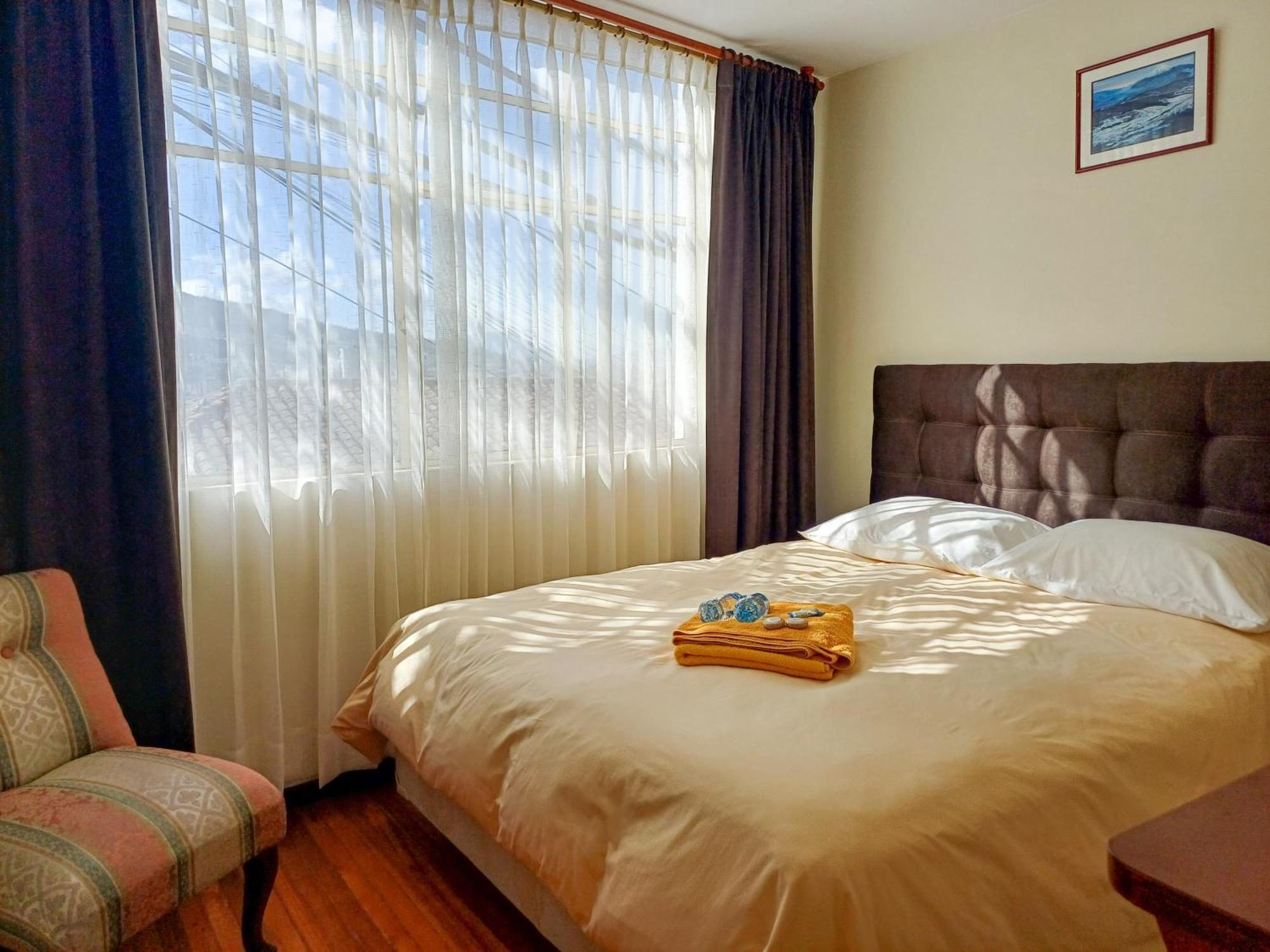 The Quito Guest House With Yellow Balconies For Travellers Extérieur photo