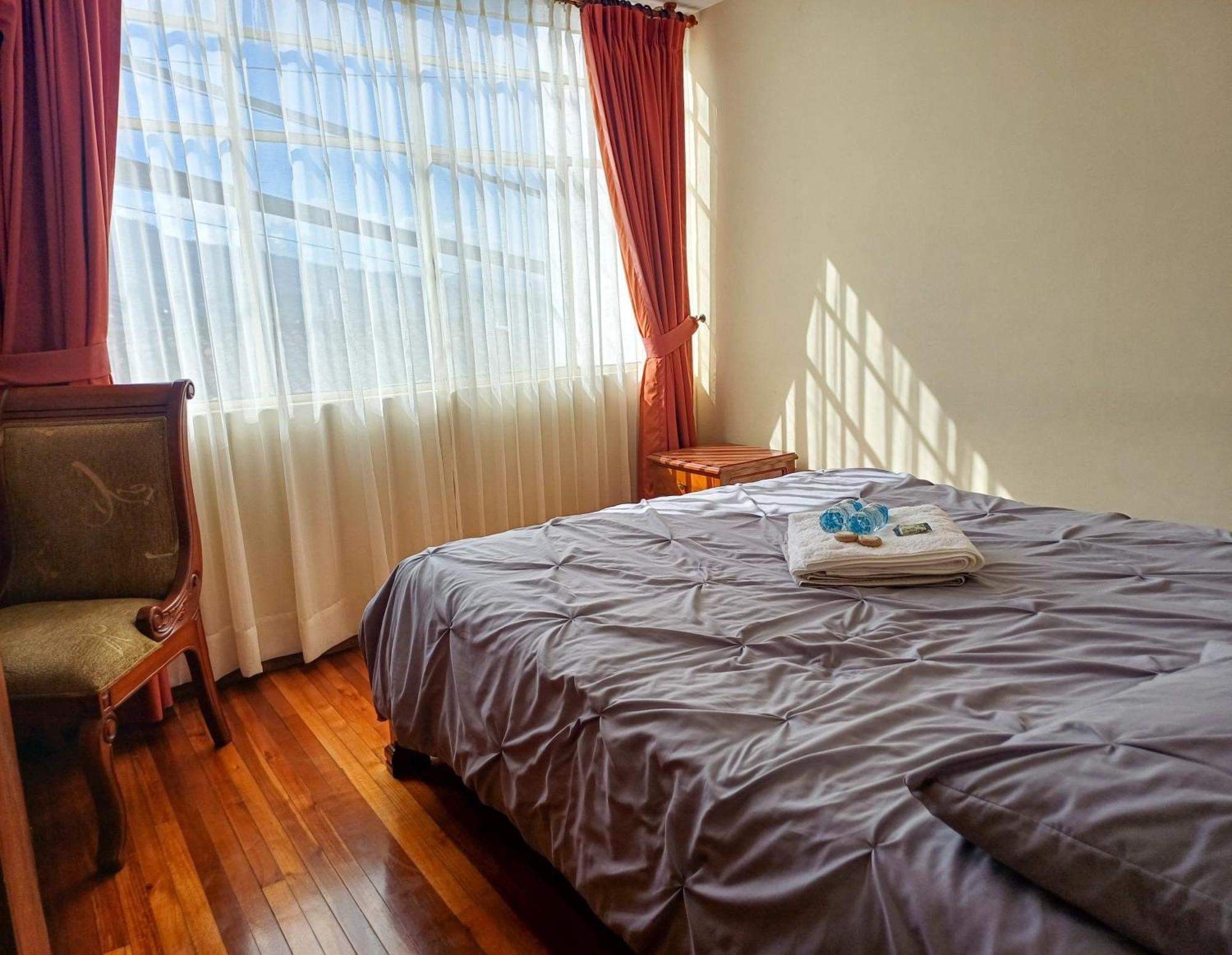 The Quito Guest House With Yellow Balconies For Travellers Extérieur photo