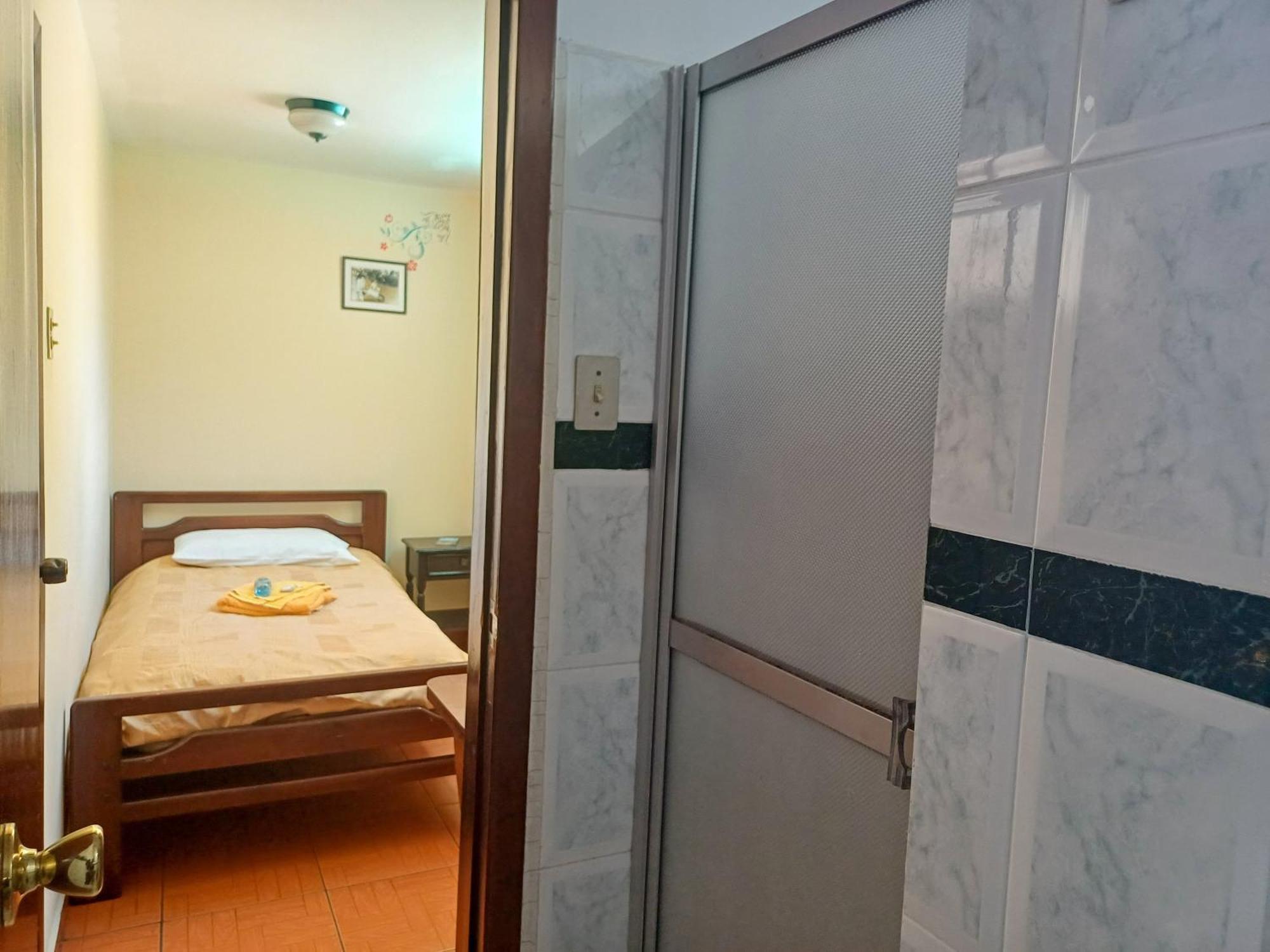 The Quito Guest House With Yellow Balconies For Travellers Extérieur photo