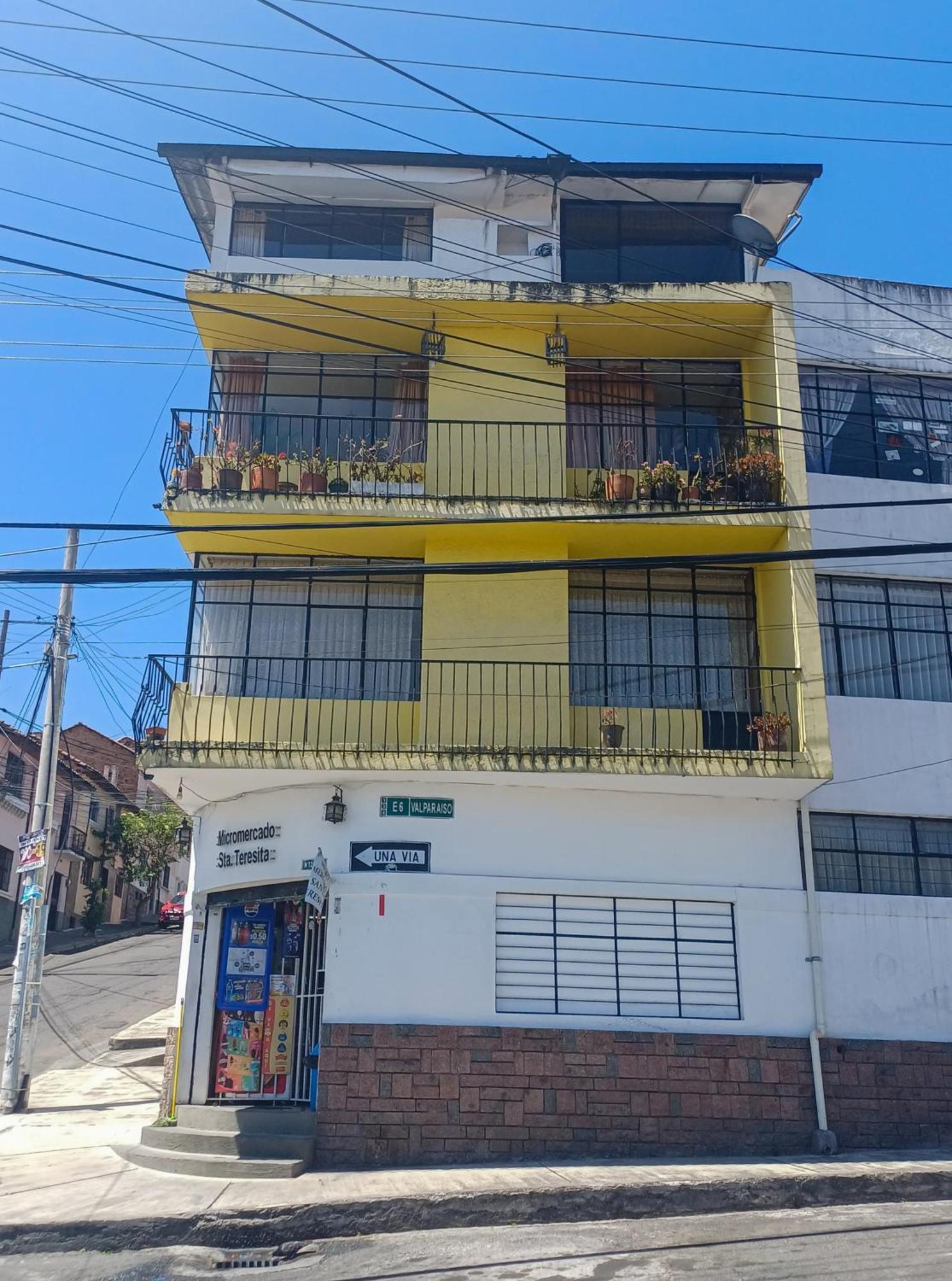 The Quito Guest House With Yellow Balconies For Travellers Extérieur photo