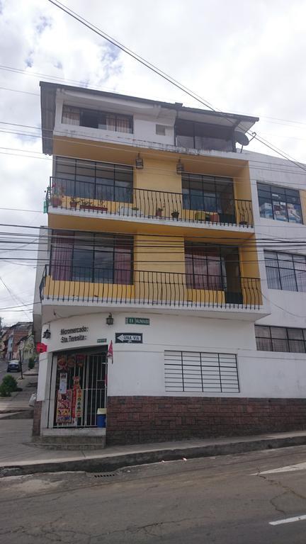 The Quito Guest House With Yellow Balconies For Travellers Extérieur photo