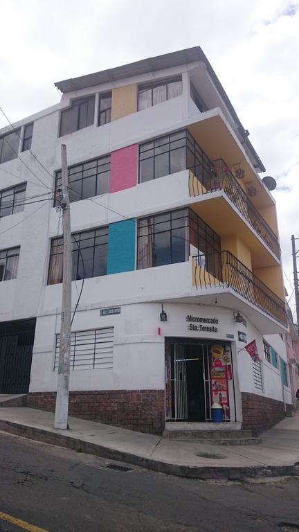 The Quito Guest House With Yellow Balconies For Travellers Extérieur photo