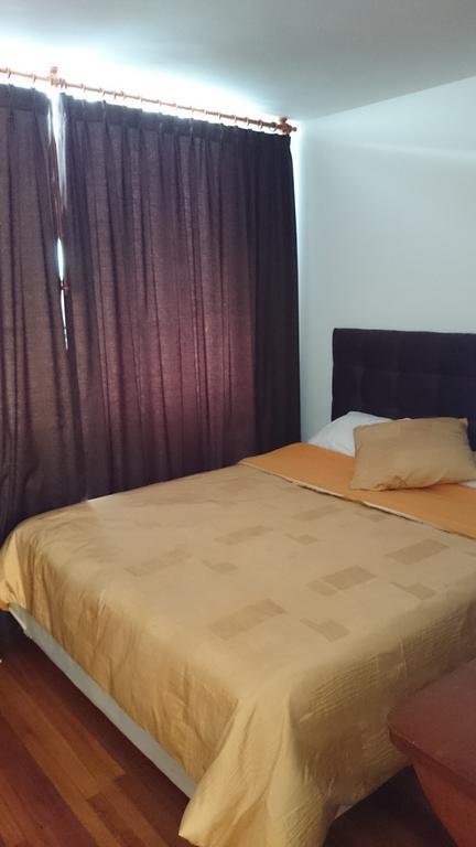 The Quito Guest House With Yellow Balconies For Travellers Chambre photo
