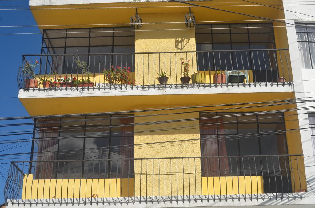 The Quito Guest House With Yellow Balconies For Travellers Extérieur photo
