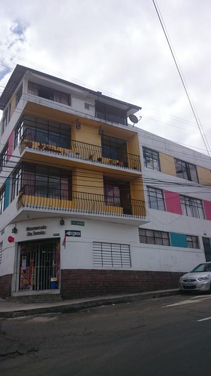 The Quito Guest House With Yellow Balconies For Travellers Extérieur photo