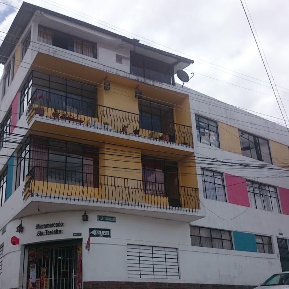 The Quito Guest House With Yellow Balconies For Travellers Extérieur photo
