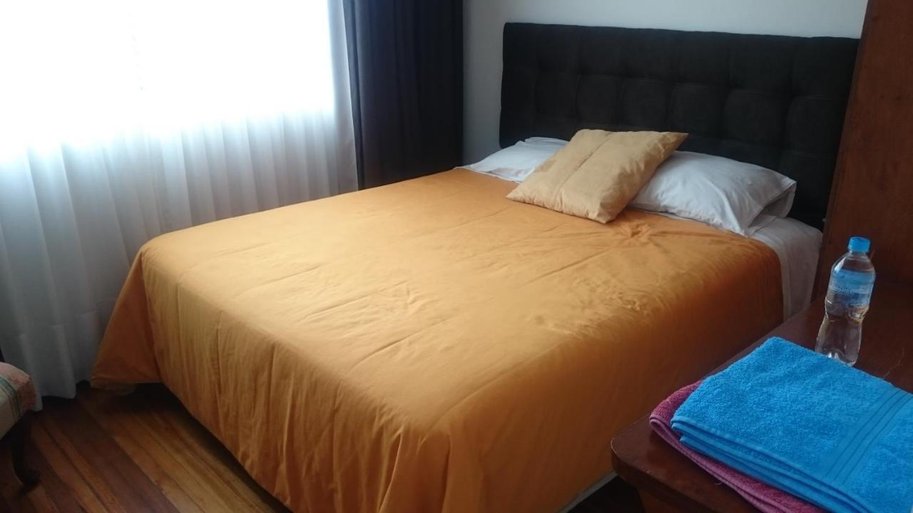 The Quito Guest House With Yellow Balconies For Travellers Extérieur photo